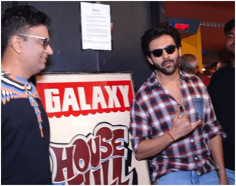 Kartik Aaryan Thrills Fans at Bhool Bhulaiyaa 3 Screening: 'Housefull' Board Shines at Mumbai's Gaiety Galaxy Theatre